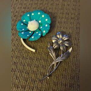 Vintage 2 Floral Brooches in BlueWhite and Silver